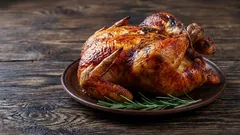 Ce să pui în pui pentru ca carnea să fie suculentă și fragedă: cele mai bune trei marinate pentru coacere la cuptor